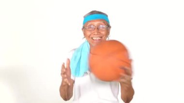 Basketbol oynarken sağlıklı büyükbaba veya büyükanne