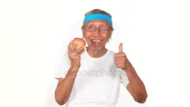 Vecchio mostrando pollice in su e mela frutta — Video Stock