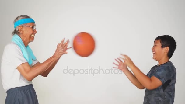 Großvater spielt Basketball mit seinem Enkel — Stockvideo