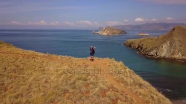 Padar adada duran kadın hava manzara