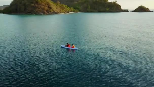Vista aérea de la gente haciendo kayak en el mar — Vídeo de stock