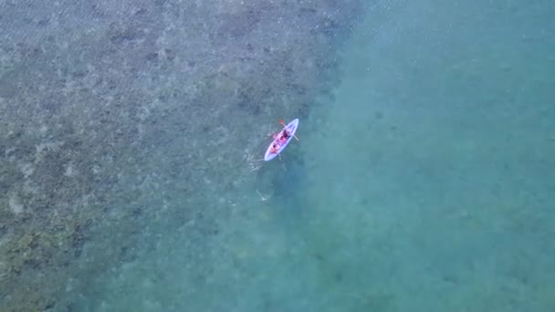 Аерофотозйомка людей на каное на морі — стокове відео
