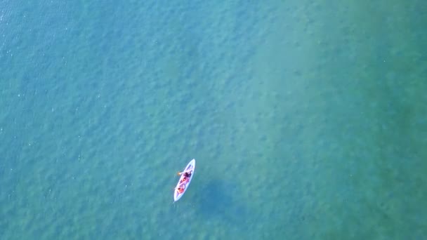海の上を漕ぐ人の空中風景 — ストック動画