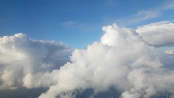 Images vidéo du paysage nuageux depuis la fenêtre de l'avion 