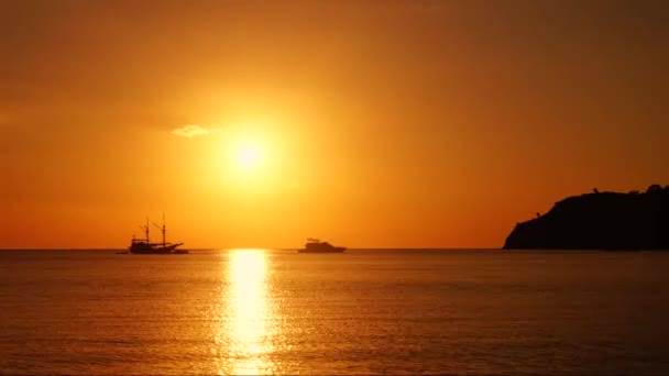 Prachtige zonsondergang op de tropische zee — Stockvideo