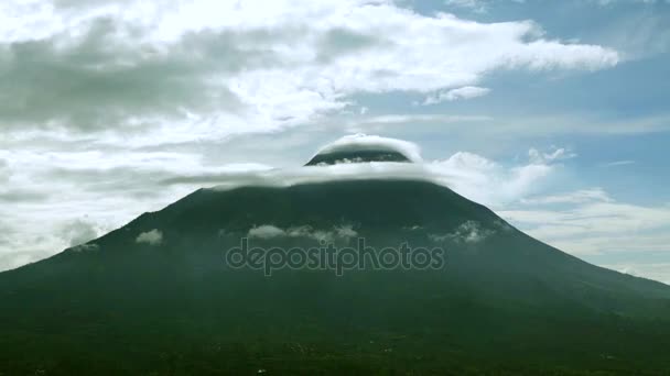 Zeitraffer des Mount Agung auf der Insel Bali — Stockvideo