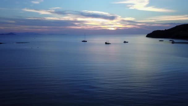 Verbazende beelden van de zonsopgang op tropische zee — Stockvideo