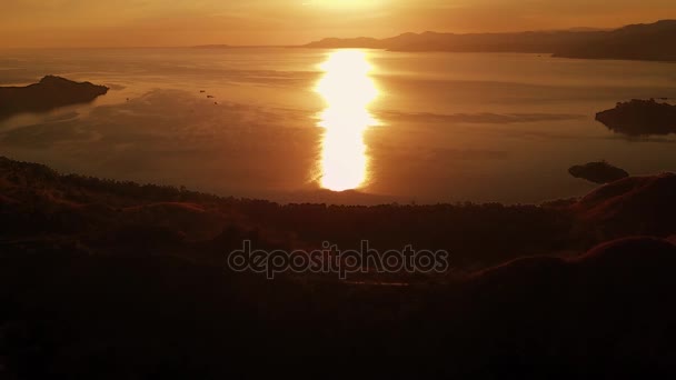 Luchtfoto van de reflectie van de zonsopgang op de zee — Stockvideo