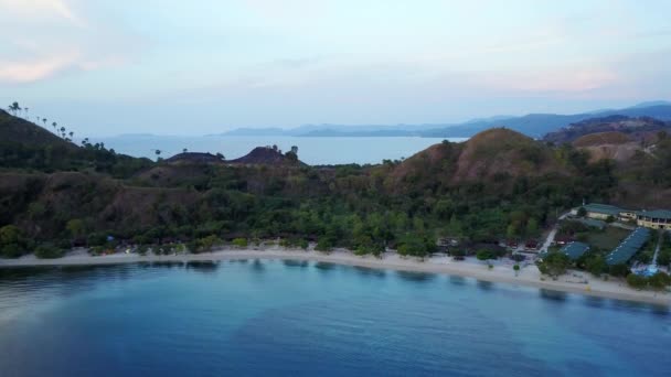 Flygfoto över Labuan Bajo resort — Stockvideo