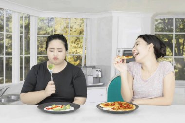 Genç kadın şişman arkadaşı alay