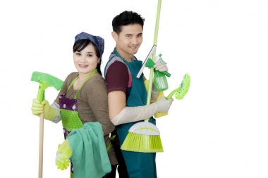 Genç çift temizlik tutan studio malzemeleri