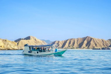 Geleneksel tekne üzerinde oturan turist