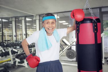 Boks torbası ile yaşlı adam