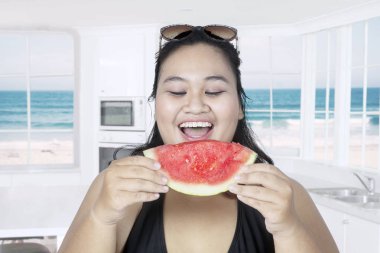 Obez kadın taze karpuz yeme 