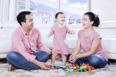 Evde ailesiyle küçük kız dansları