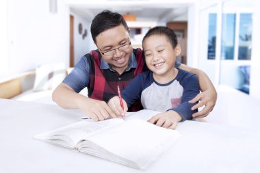 Küçük çocuk babası ile ödev