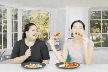 Asyalı kadın arkadaşı diyet için rahatsız edici