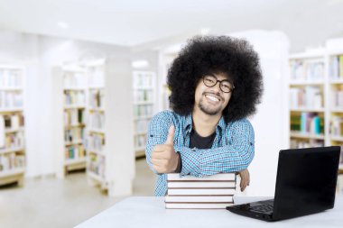 Afro öğrenci Kitaplığı'nda başparmak gösterilmesini