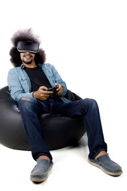 Sanal gerçeklik gözlük kullanan studio Afro adam