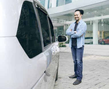 Yeni arabası showroom ile Afrika adam