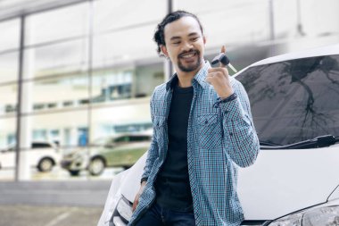 Afrika adam arabasını yakınındaki bir anahtar oynamaya