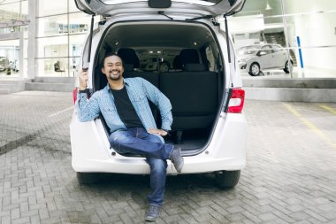 Bagajda bir anahtarla Afrika erkek