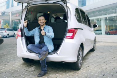 Bir anahtar ve başparmak ile Afrika erkek