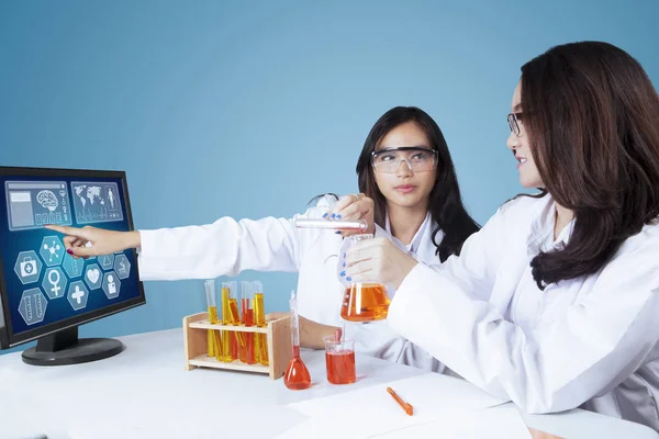 Jonge wetenschappers bezig experiment — Stockfoto