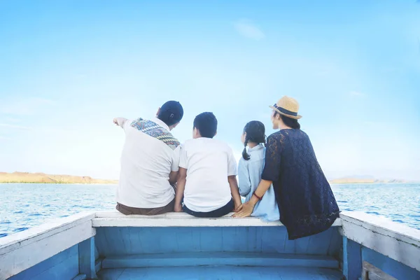 Família jovem desfrutando de um mar azul — Fotografia de Stock