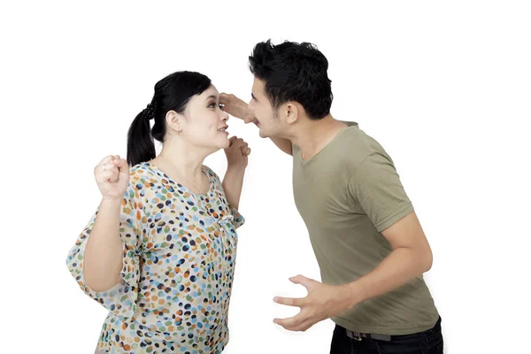 Casal jovem culpando uns aos outros no estúdio — Fotografia de Stock