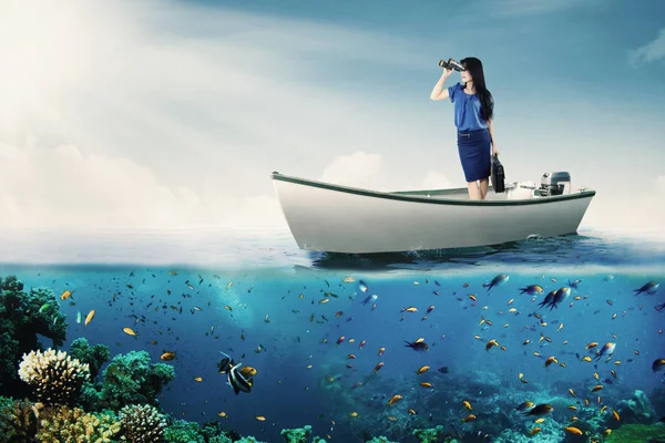 Vrouw op zoek door middel van verrekijkers op de boot — Stockfoto