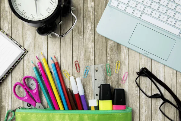 Material escolar com um laptop na mesa — Fotografia de Stock