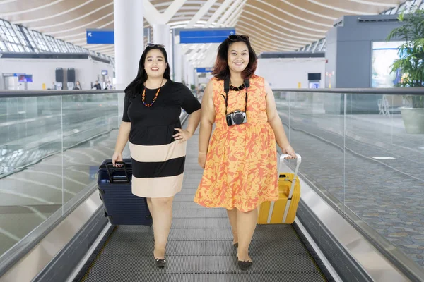 Mulheres com excesso de peso andando no aeroporto — Fotografia de Stock