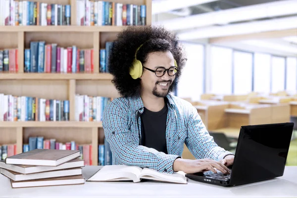 Mužské student s sluchátka v učebně — Stock fotografie