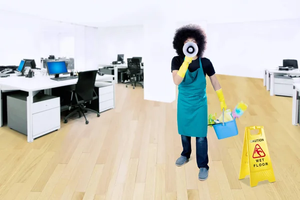 Homem zelador com um megafone no escritório — Fotografia de Stock