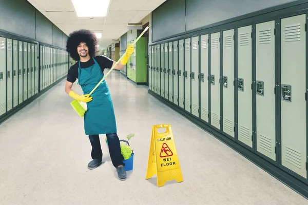 Mannelijke janitor spelen een bezem in de school — Stockfoto