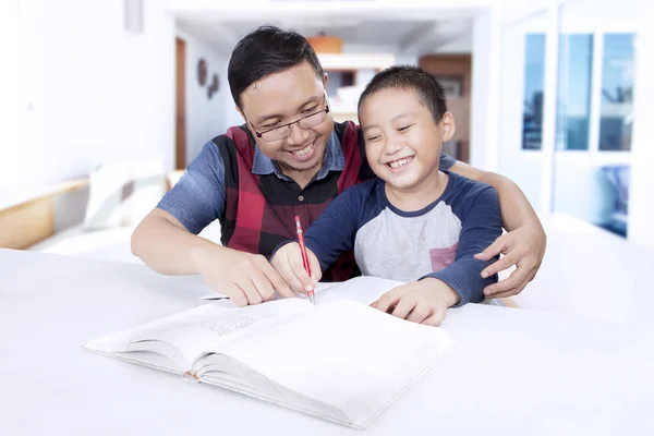 Μικρό αγόρι κάνει την εργασία με τον πατέρα του — Φωτογραφία Αρχείου