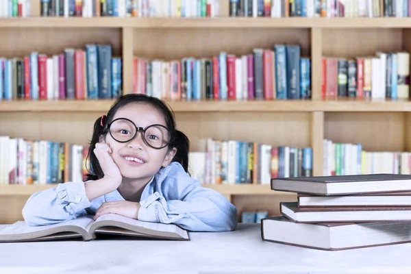 Kadın İlköğretim öğrenci Kitaplığı'nda