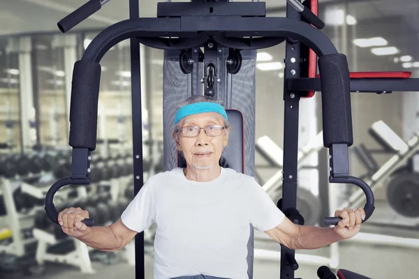 老人の運動マシンの重量 — ストック写真