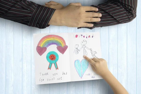 Niño diciendo gracias a padre con tarjeta — Foto de Stock