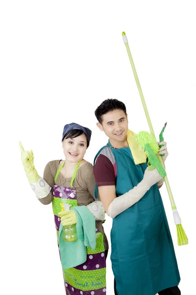 Couple joyeux avec des fournitures de nettoyage en studio — Photo