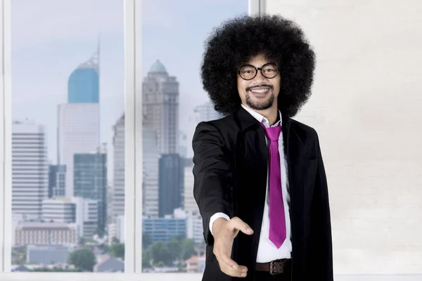 Zakenman aanbieden van handdruk dichtbij het venster — Stockfoto