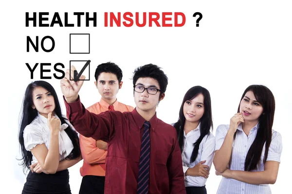 Équipe d'affaires approuvant l'assurance-santé — Photo