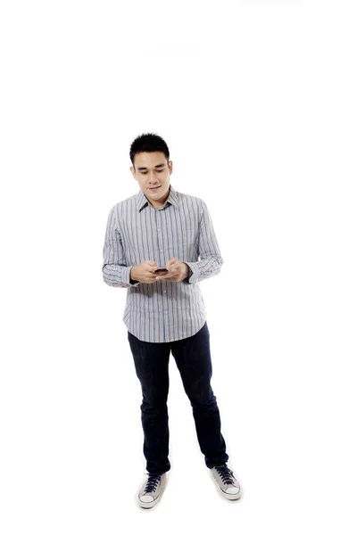 Aziatische man met behulp van een mobiele telefoon op studio — Stockfoto