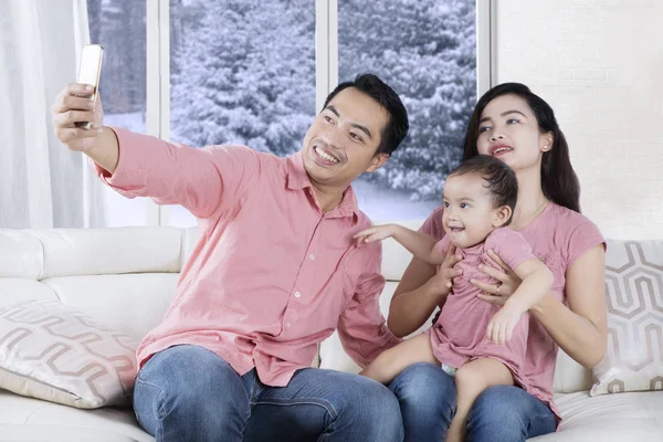 Азиатская семья фотографирует селфи дома — стоковое фото