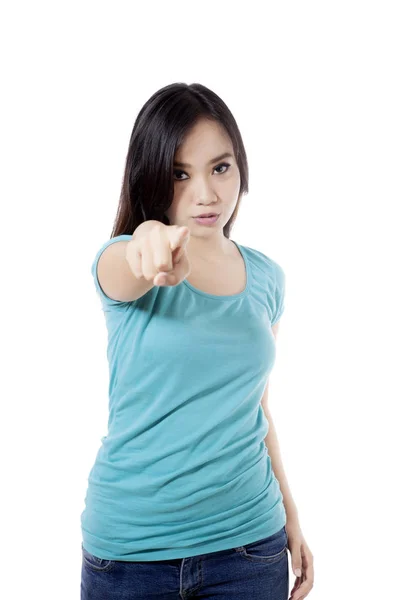Arg kvinna som pekar på kameran — Stockfoto