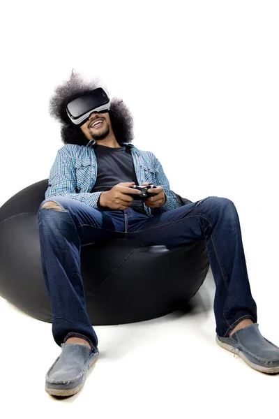 Afro hombre con realidad virtual en el estudio —  Fotos de Stock