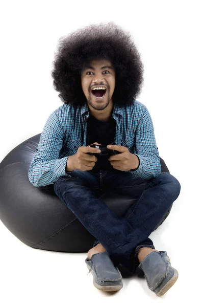 Africano homem jogar vídeo game no estúdio — Fotografia de Stock