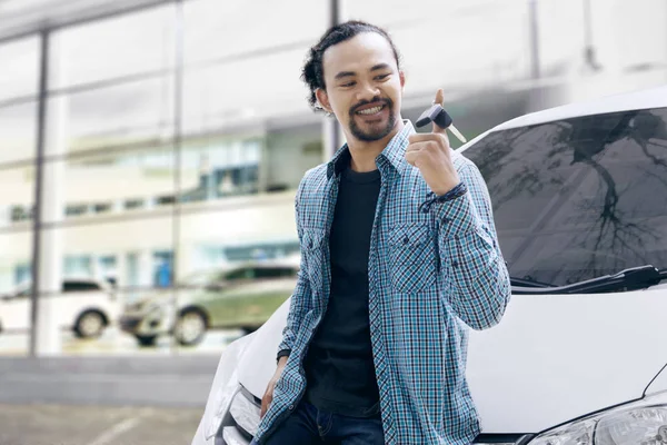 Afrika adam arabasını yakınındaki bir anahtar oynamaya