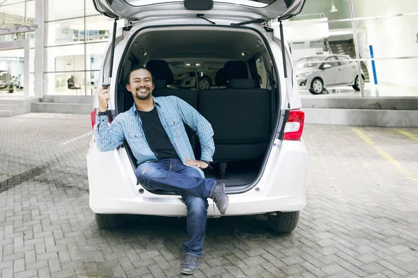 Bagajda bir anahtarla Afrika erkek